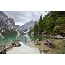 3D Manzara İtalya Dolomiti Dağlarında Lago Di Braies Göl